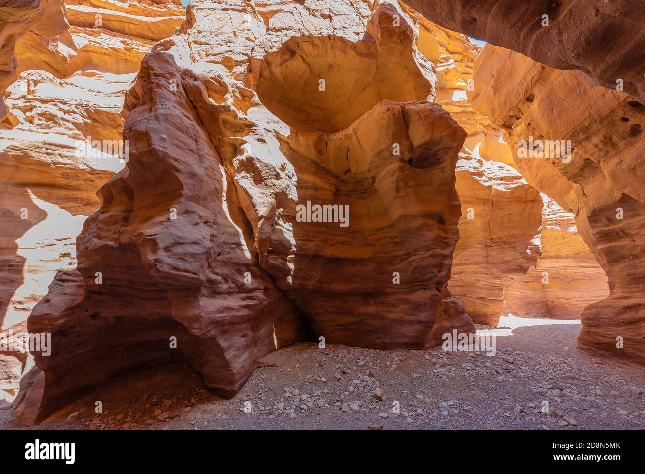 Cañón Rojo en las Montañas Eilat. Es una de las rutas de senderismo más hermosas pero accesibles de Israel, situado a sólo veinte minutos al norte de Eilat. Foto de stock