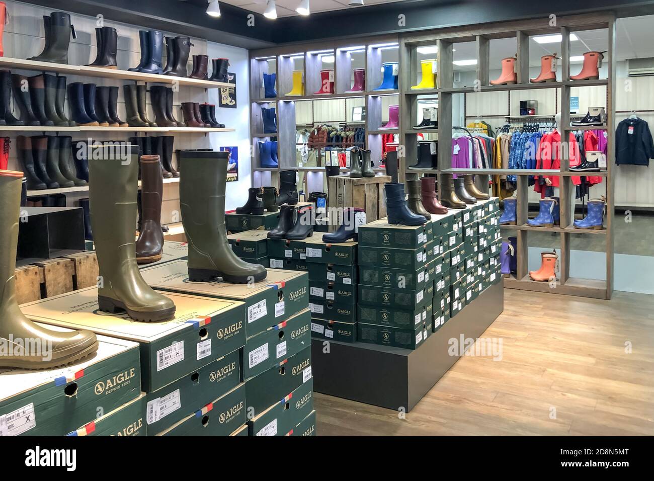 INGRANDES, FRANCIA - 26 DE AGOSTO de 2020: Botas de goma AIGLE de la  conocida Marca francesa en la tienda Fotografía de stock - Alamy