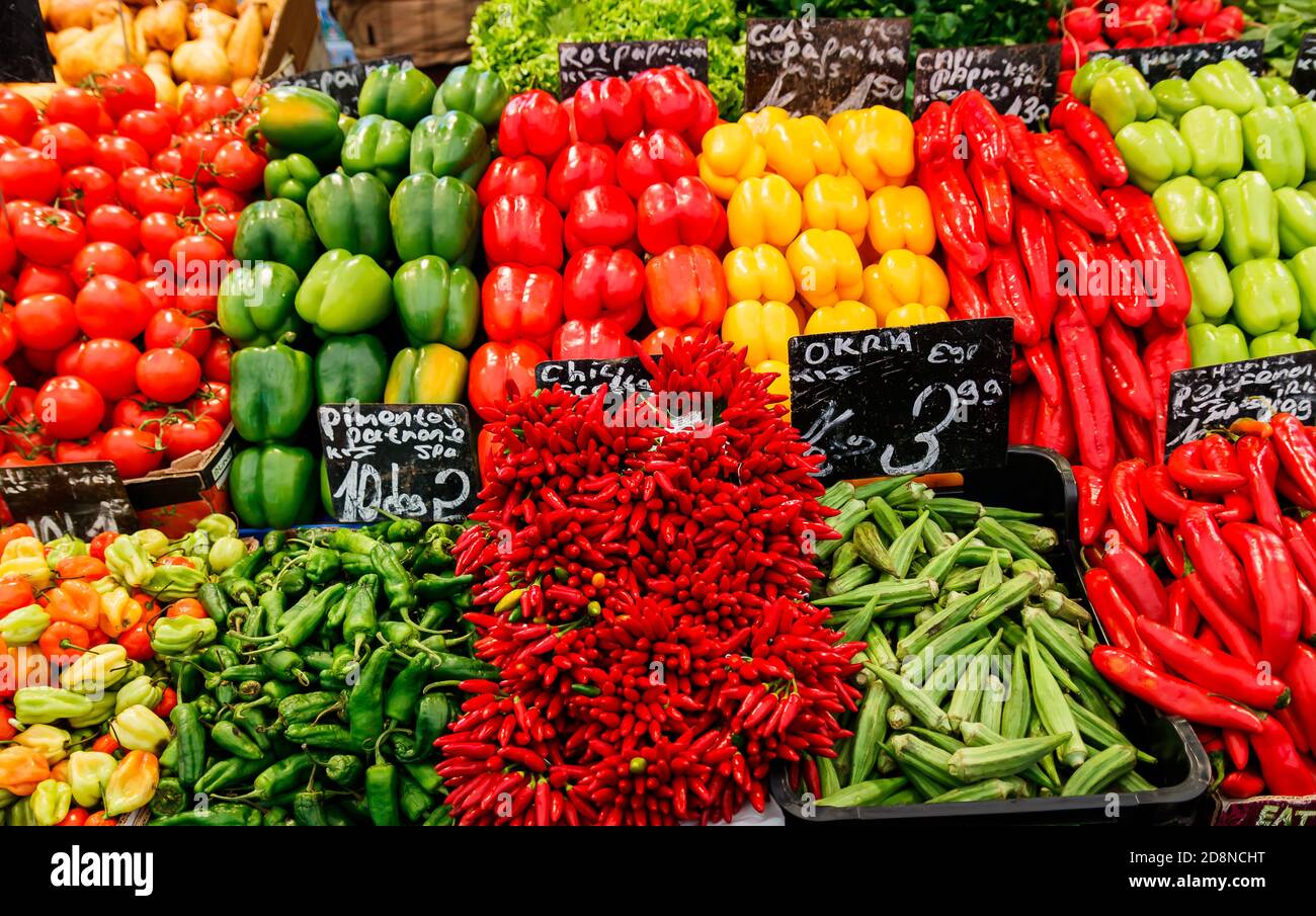 Pimientos rojos, verdes, amarillos en el mercado de alimentos Foto de stock