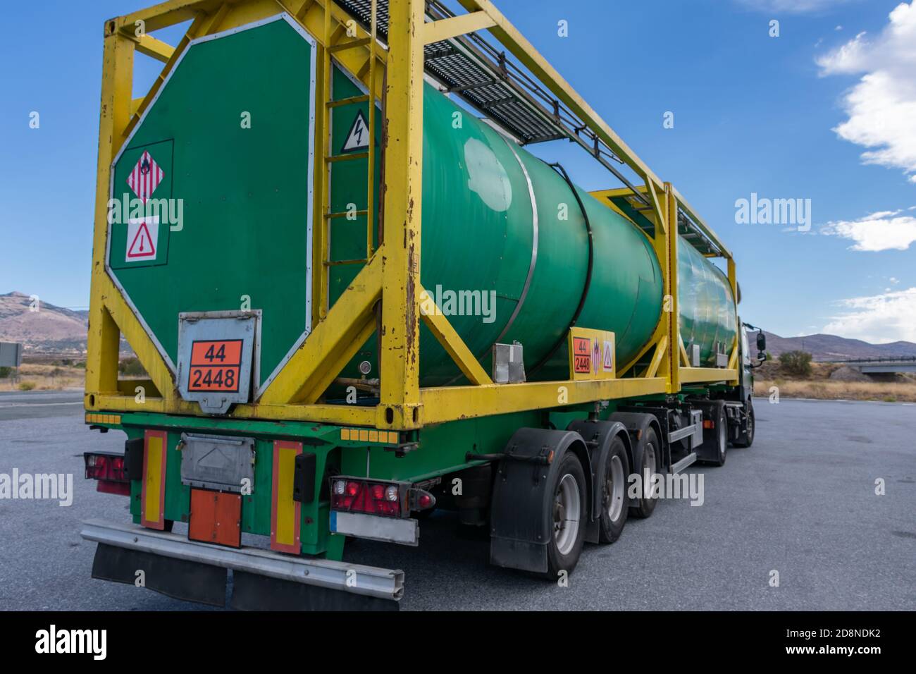 Contenedor de tanque con mercancías peligrosas, cargado con sólidos inflamables y alta temperatura. Foto de stock