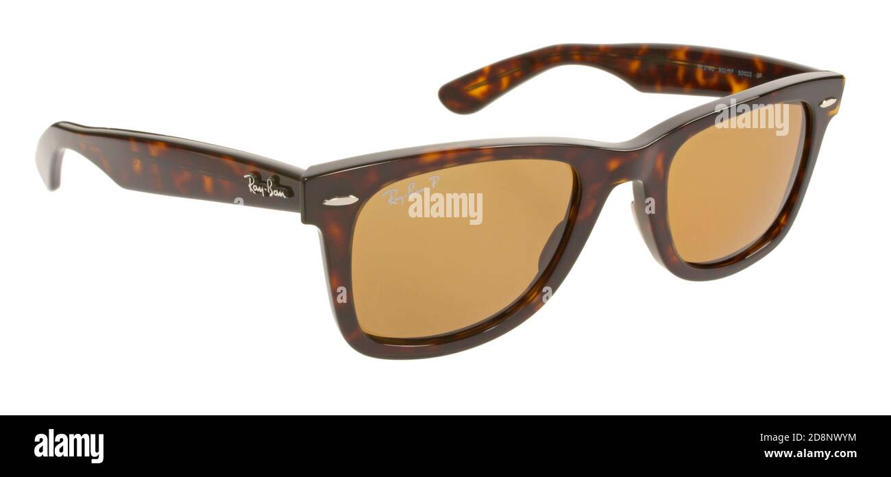 Ray Ban gafas de sol de plástico de patrón marrón con un marco grueso  fotografiado sobre fondo blanco Fotografía de stock - Alamy