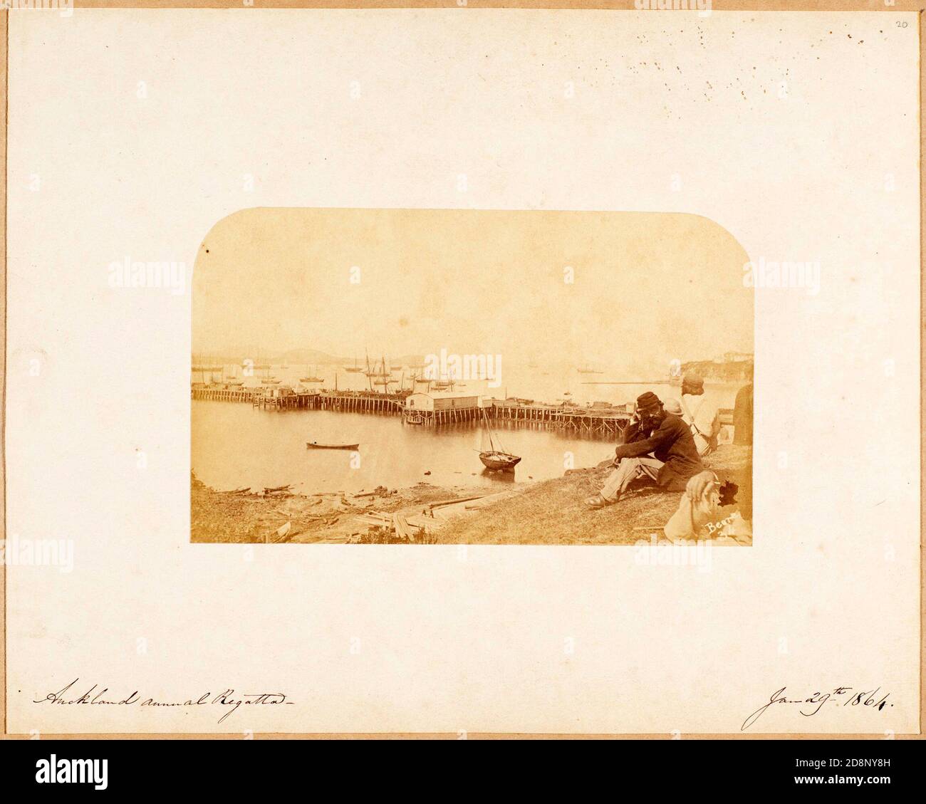 Regata anual de Auckland 29 de enero de 1864 [Queen Street Wharf, mirando desde Smales Point, al pie de Hobson Street, durante la Regata Aniversario de Auckland. Fort Britomart está en el extremo derecho] Foto de stock
