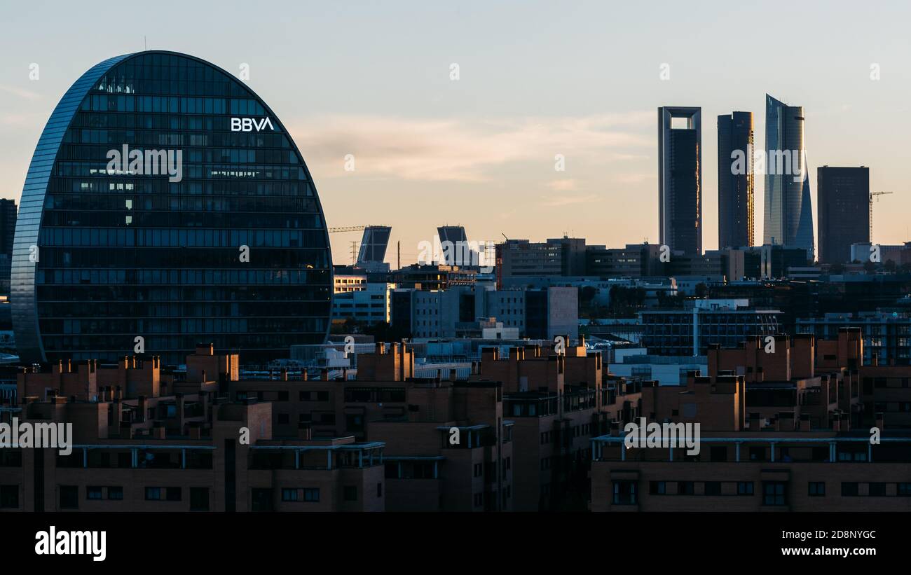 Vista del horizonte de Madrid con el barrio residencial las tablas, el  edificio de oficinas de BBVA y el distrito financiero cuatro Torres al  atardecer Fotografía de stock - Alamy