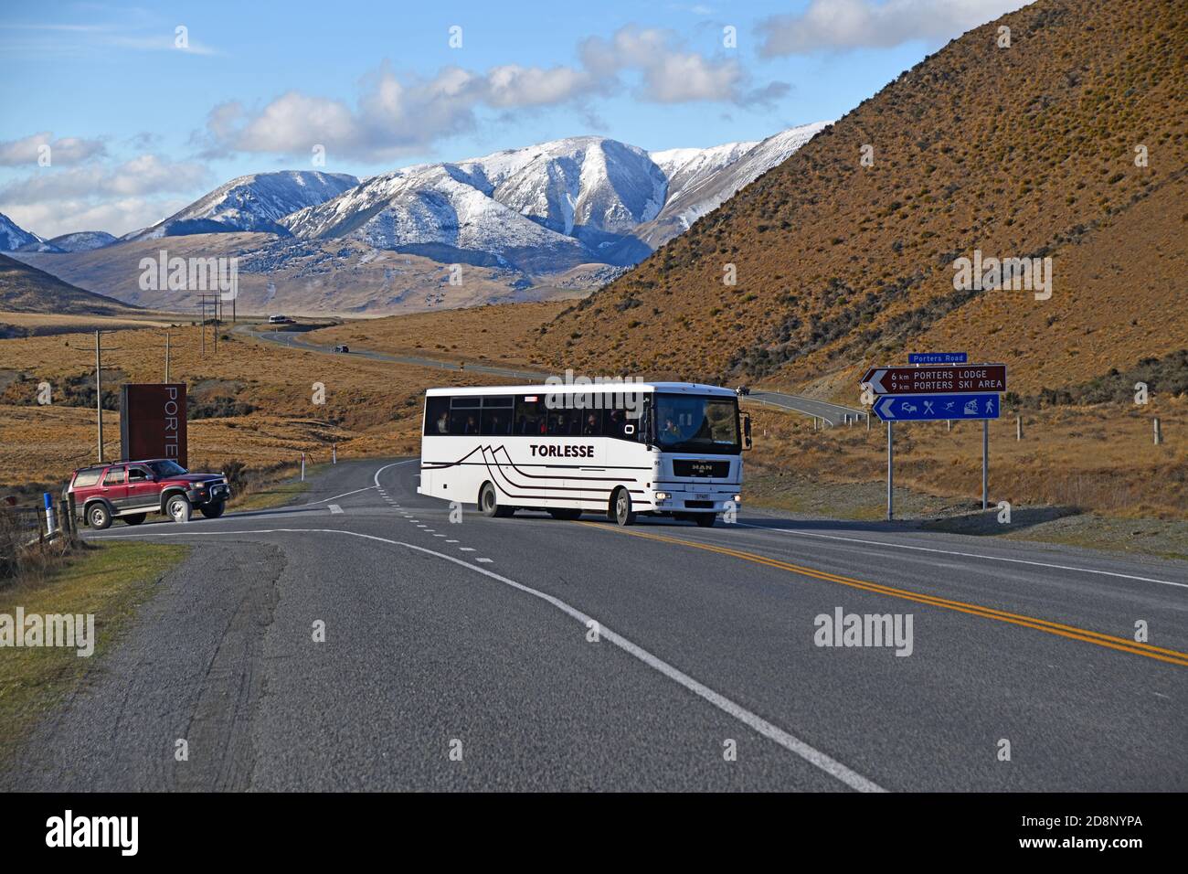 PORTERS PASS, NUEVA ZELANDA, 20 DE SEPTIEMBRE de 2020: Un autobús turístico se convierte en la carretera estatal 73 después de salir de la carretera al campo de esquí de Porters Pass Foto de stock