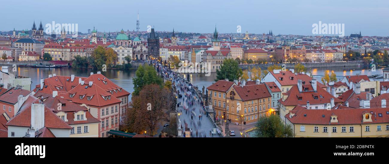 Praga - el panorama de la ciudad con el puente de Carlos y la Ciudad Vieja al anochecer. Foto de stock