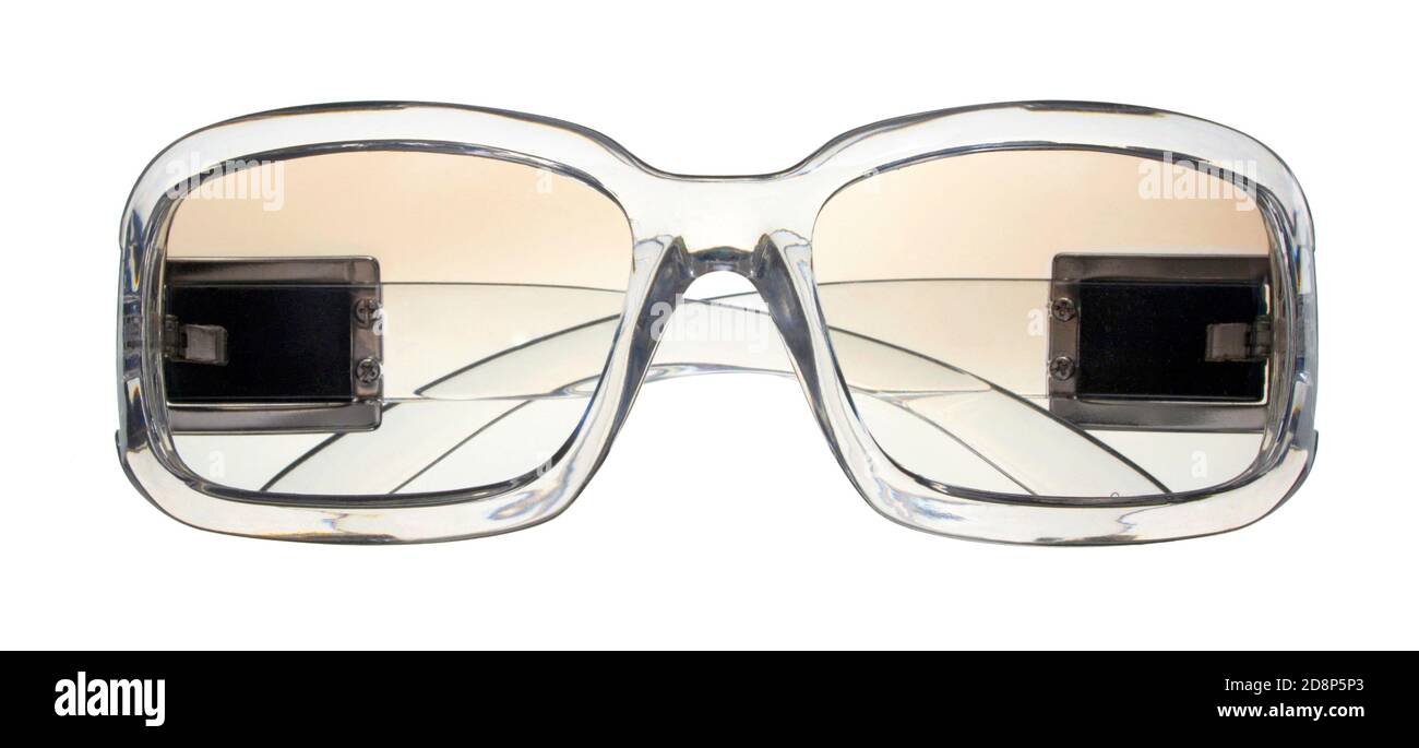Persona a cargo Alegre Limitado steve madden gafas de sol plegadas con un marco transparente y tintado  lentes fotografiadas sobre fondo blanco Fotografía de stock - Alamy
