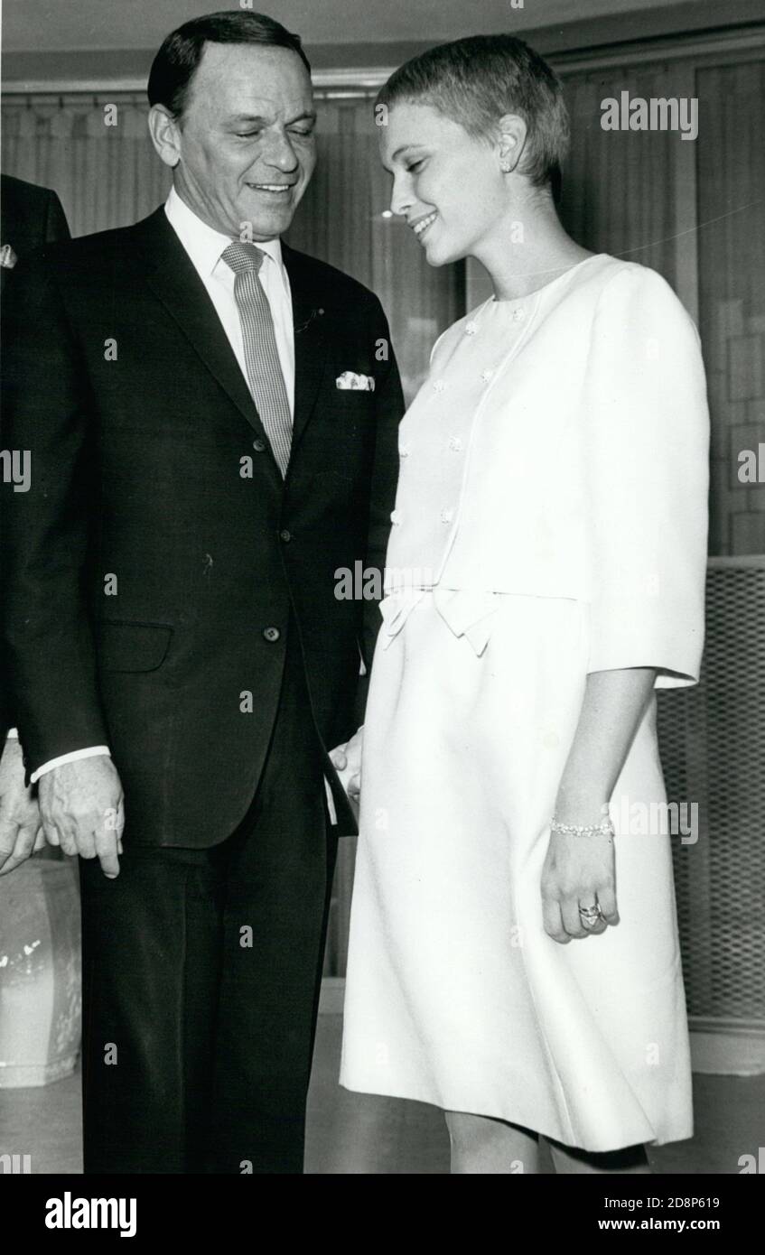 Julio 19, 1966 - las Vegas, Nevada - FRANK SINATRA, 50, izquierda, tiene las manos con su nueva novia, MIA FARROW, 21, en su boda. (Imagen de crédito: © Keystone Press Agency/Keystone USA via ZUMAPRESS.com) Foto de stock