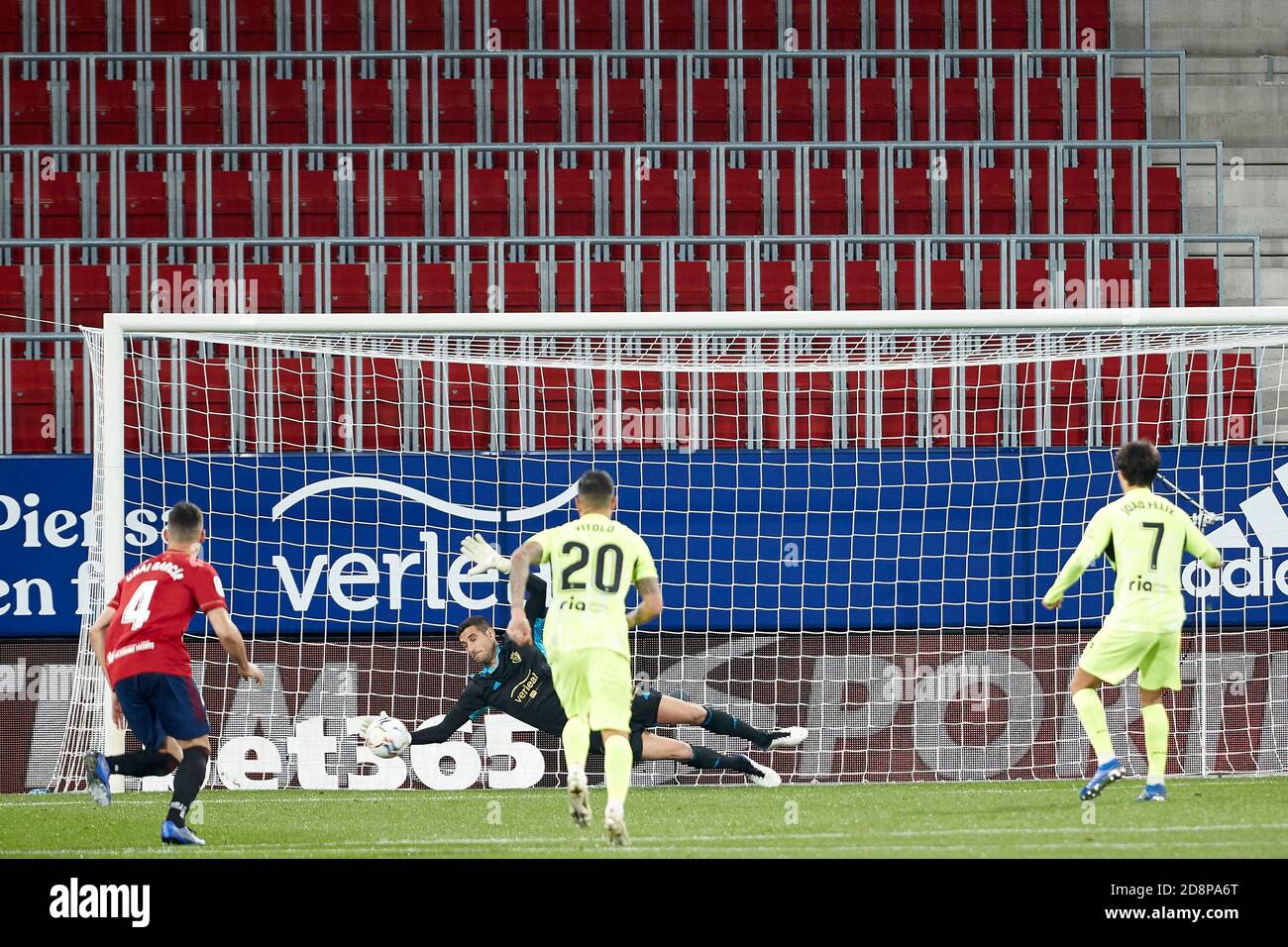 Sergio Herrera (portero; CA Osasuna) en acción durante la Liga Santander española, partido entre CA Osasuna y el Atlético de Madrid en el estadio Sadar. (Marcador final: CA Osasuna 1-3 Atlético de Madrid) Foto de stock