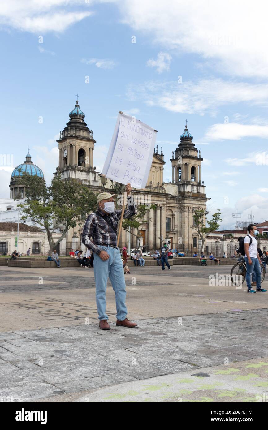 Protesta contra la corrupción gubernamental en la plaza central del centro de la ciudad de Guatemala Foto de stock