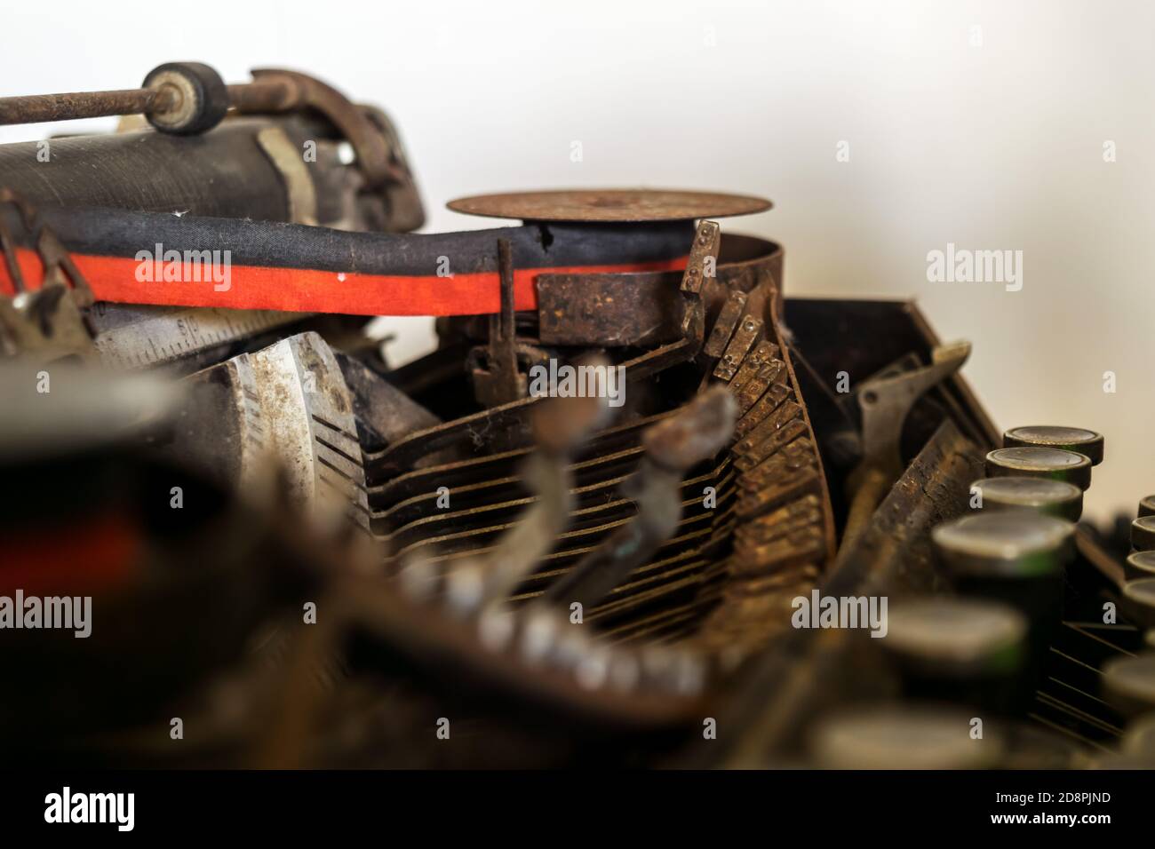 Foto de cerca de una máquina de escribir vieja y polvorienta Foto de stock