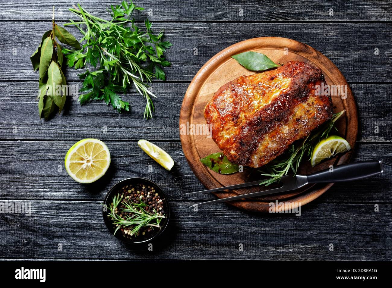 Solomillo de cerdo asado el domingo, pieza de carne jugosa y suculenta al  horno frotada con mostaza y especias: romero, laurel, jugo de lima y  pimienta Fotografía de stock - Alamy