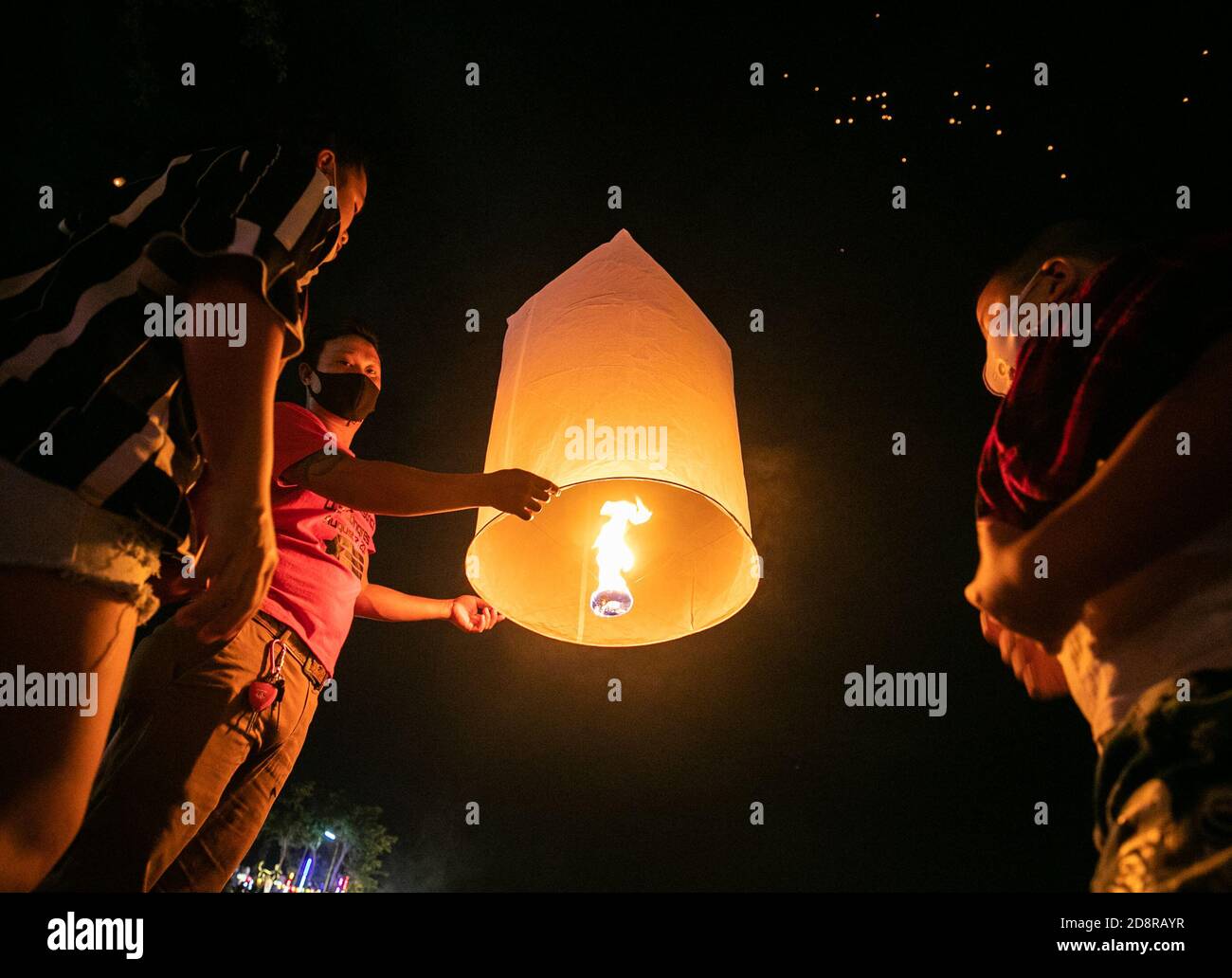 entusiasmo embrague Generalmente Chiang Mai, Tailandia. 31 de octubre de 2020. La gente lanza una linterna  para hacer un deseo de buena fortuna durante el tradicional festival Yi  Peng en Chiang Mai, Tailandia, 31 de