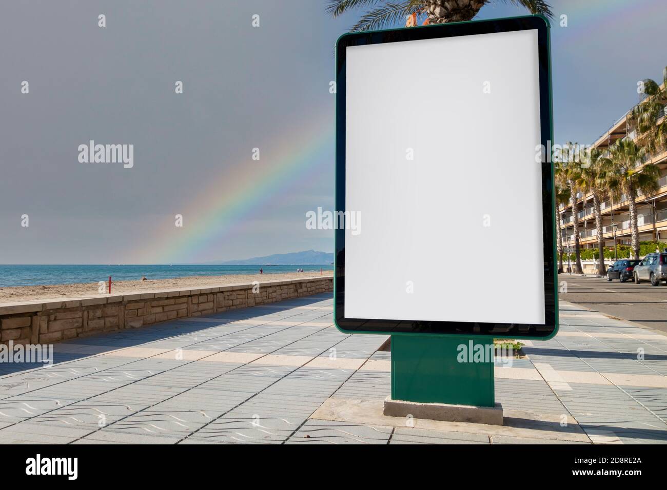 Maqueta de Billboard en blanco junto a la playa. Foto de stock