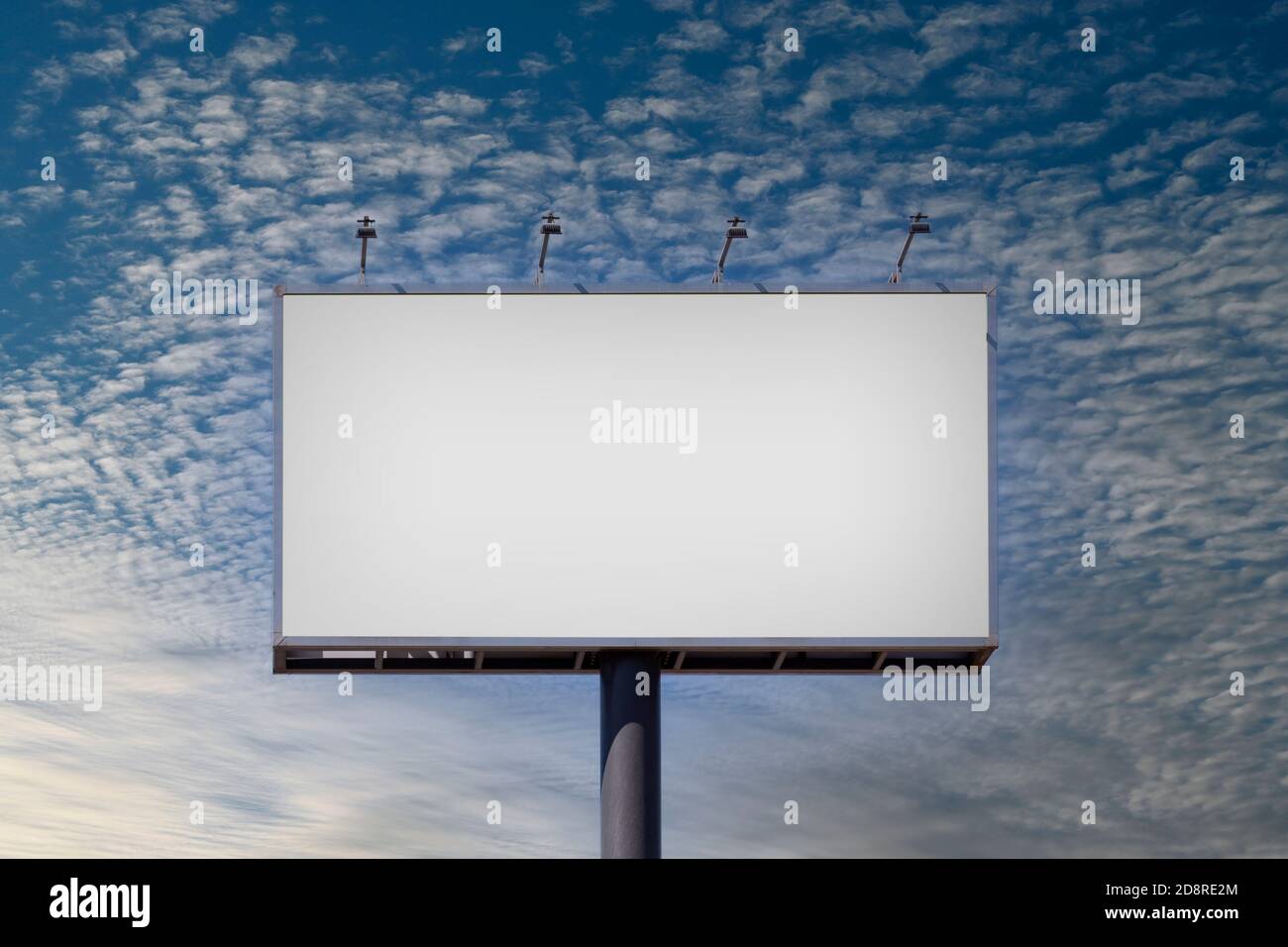 Maqueta de Billboard en blanco para publicidad, contra el cielo azul Foto de stock