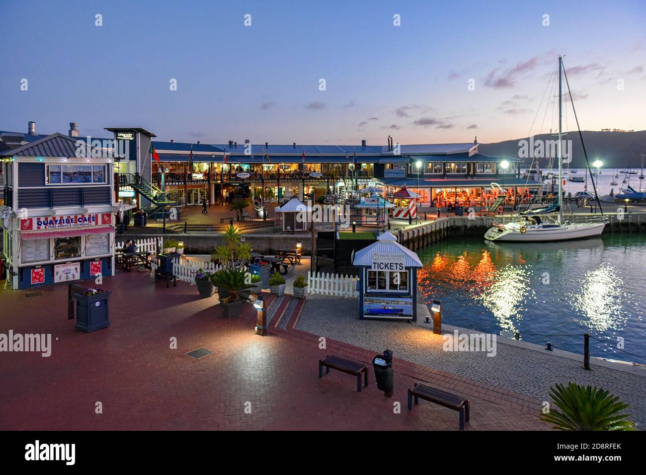 Knysna Waterfront al atardecer, Knysna, Garden Route, Sudáfrica Foto de stock