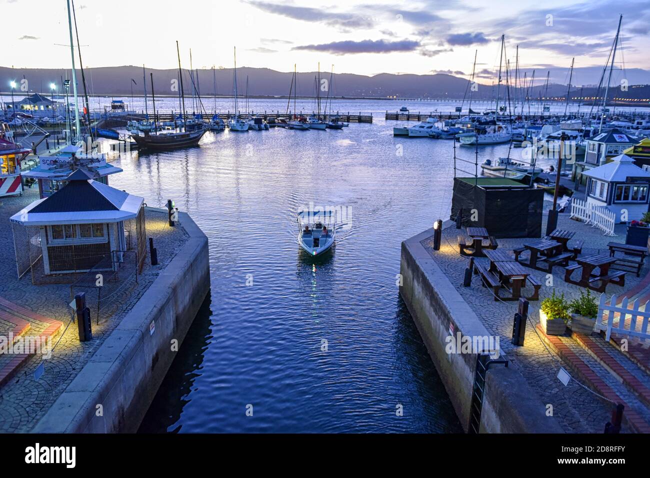 Knysna Waterfront al atardecer, Knysna, Garden Route, Sudáfrica Foto de stock