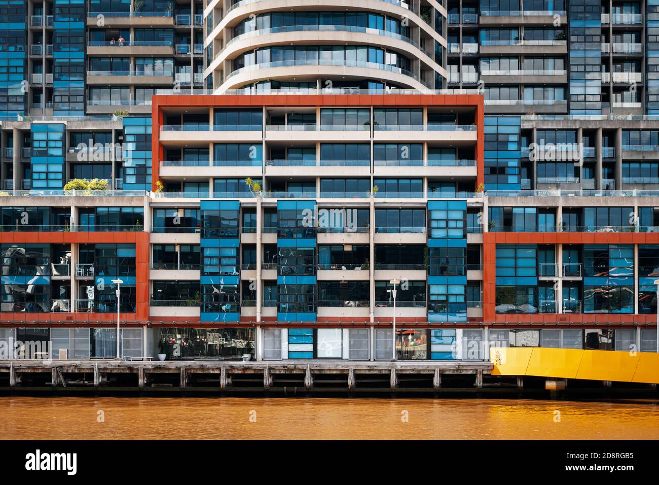 Melbourne Waterfront Apartments en el río Yarra. Foto de stock