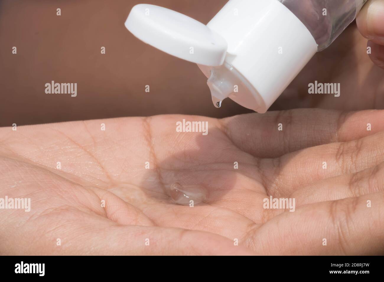 Uso de desinfectante de manos Foto de stock