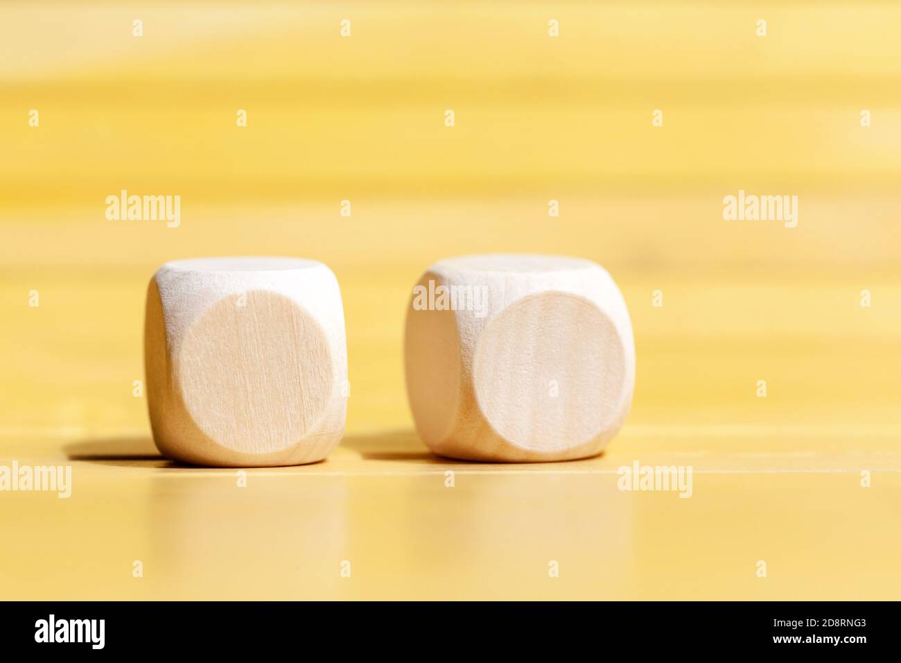 Dos simples dados de madera en blanco, un par de cubos lisos con logo o  espacio de iconos, doble cubo diseño de mascup con dos letras o logotipos  copyspace Fotografía de stock -