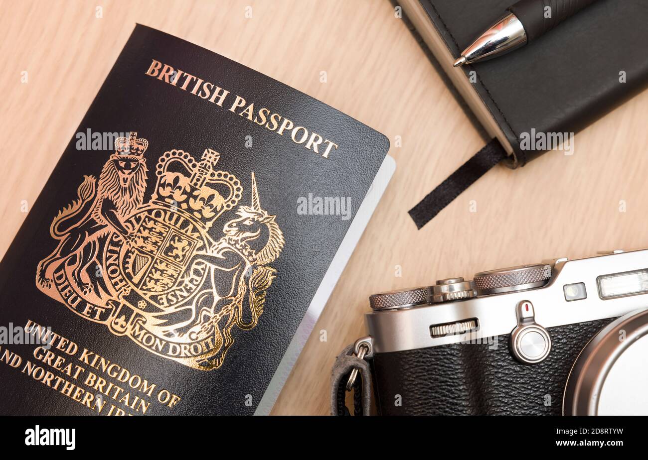 BUCKINGHAM, Reino Unido - 24 de septiembre de 2020. Nueva cubierta de pasaporte británico, flat laid post-Brexit UK pasaporte con cámara y portátil en un escritorio Foto de stock