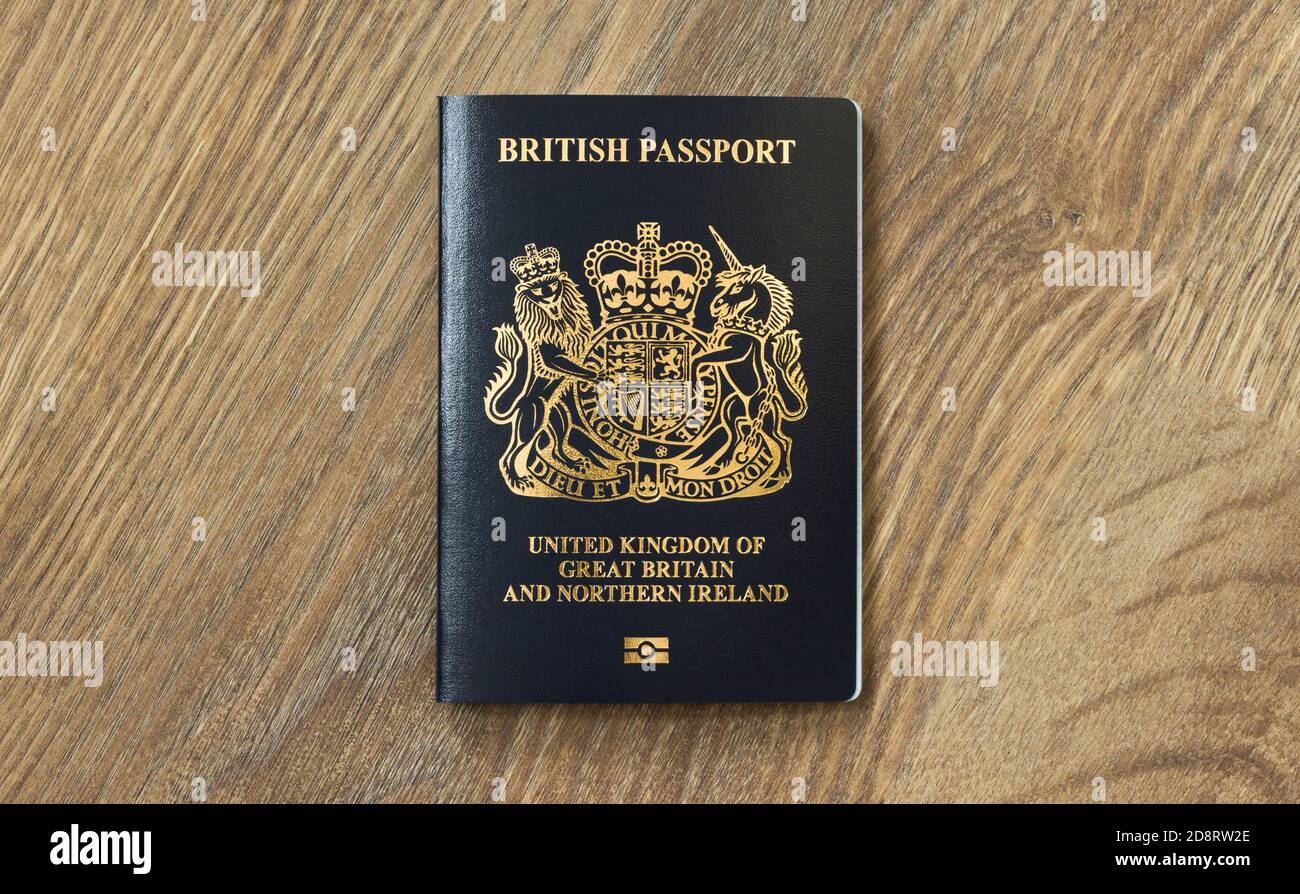 BUCKINGHAM, Reino Unido - 25 de octubre de 2020. Nuevo pasaporte británico. Tapa plana de pasaporte negro azul post-Brexit del Reino Unido. Foto de stock