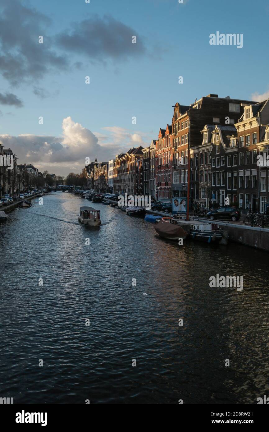 Vista de las calles y canales de Amsterdam Foto de stock