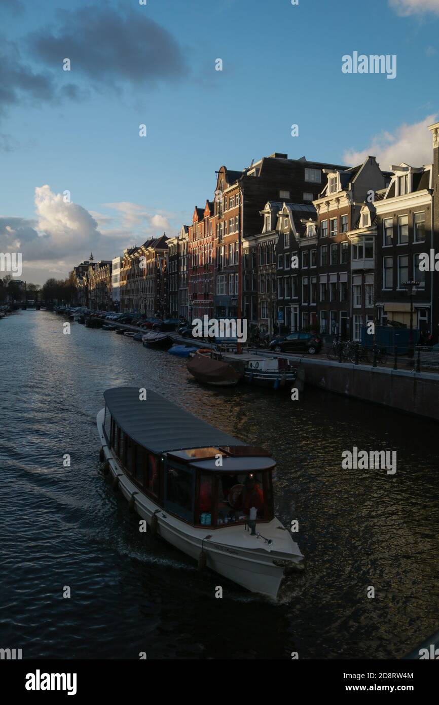 Vista de las calles y canales de Amsterdam Foto de stock