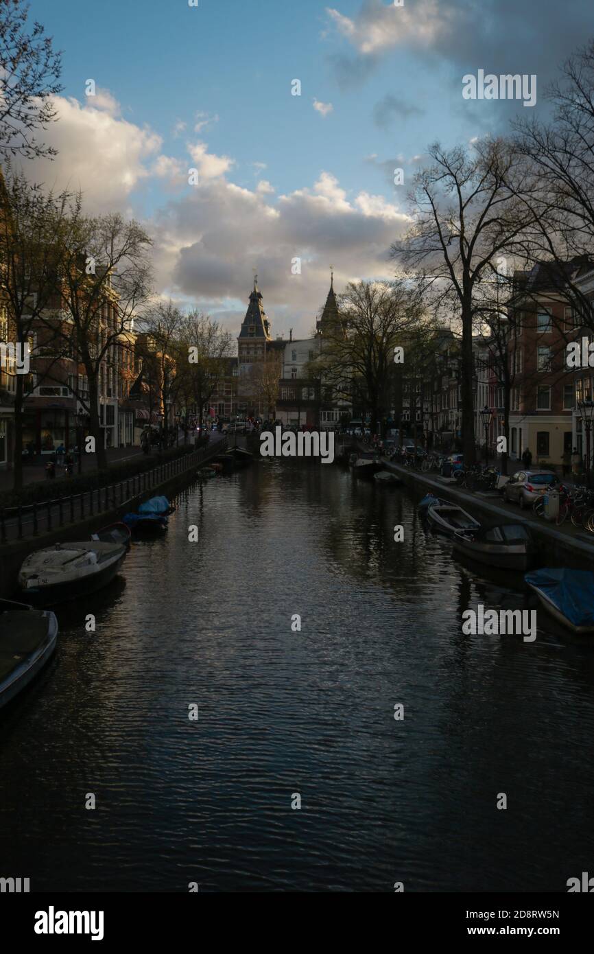 Vista de las calles y canales de Amsterdam Foto de stock