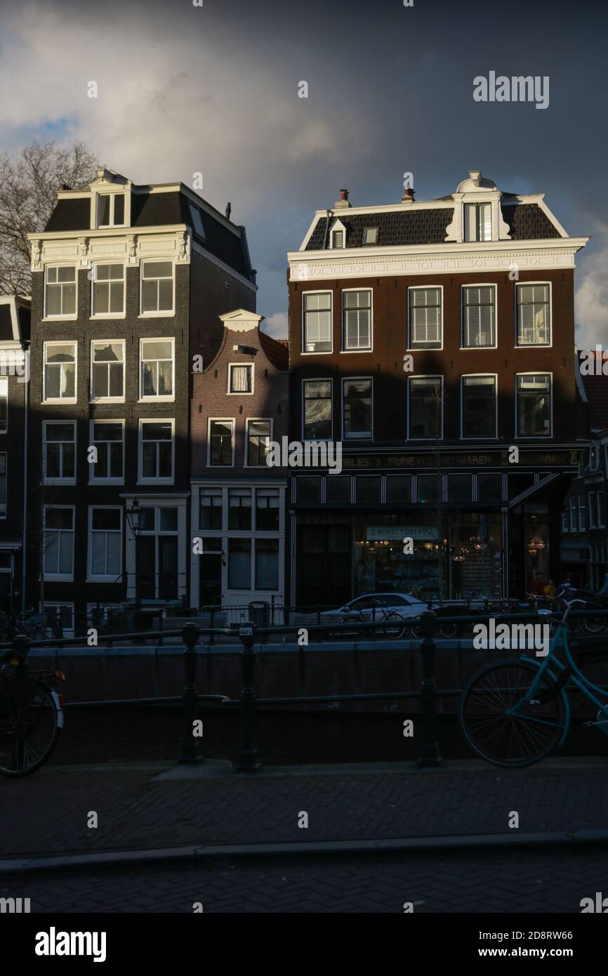 Vista de las calles y canales de Amsterdam Foto de stock