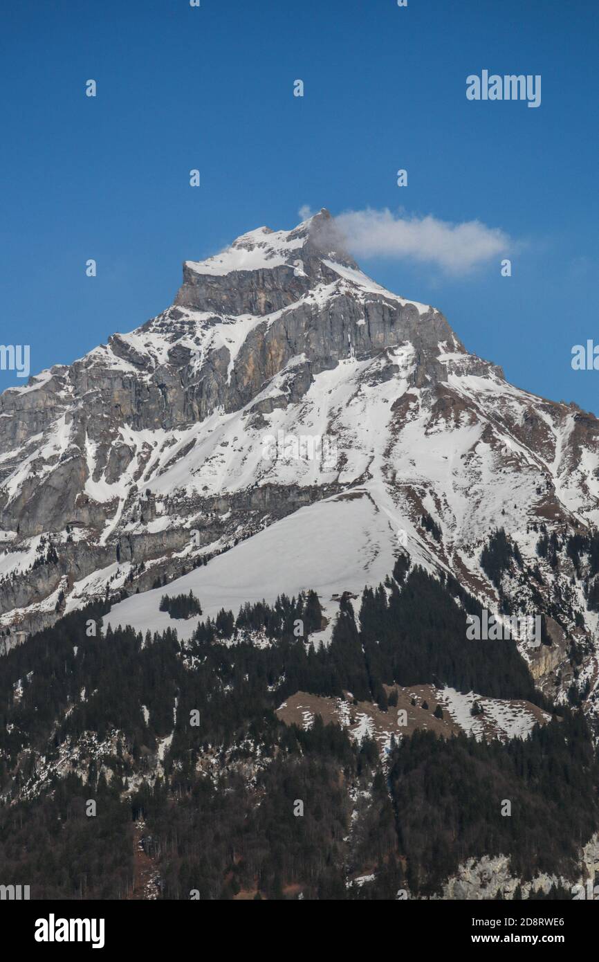 Vista de los alpes nevados de la montaña Suiza Foto de stock