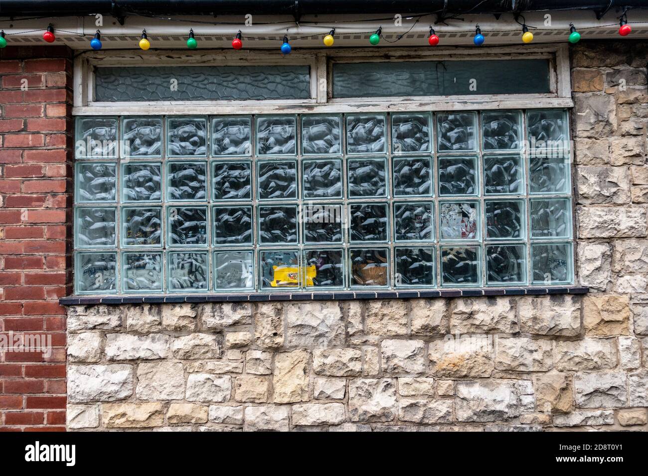 Gran ventana de ladrillos de vidrio en una pared de clubes de los años 60  Fotografía de stock - Alamy
