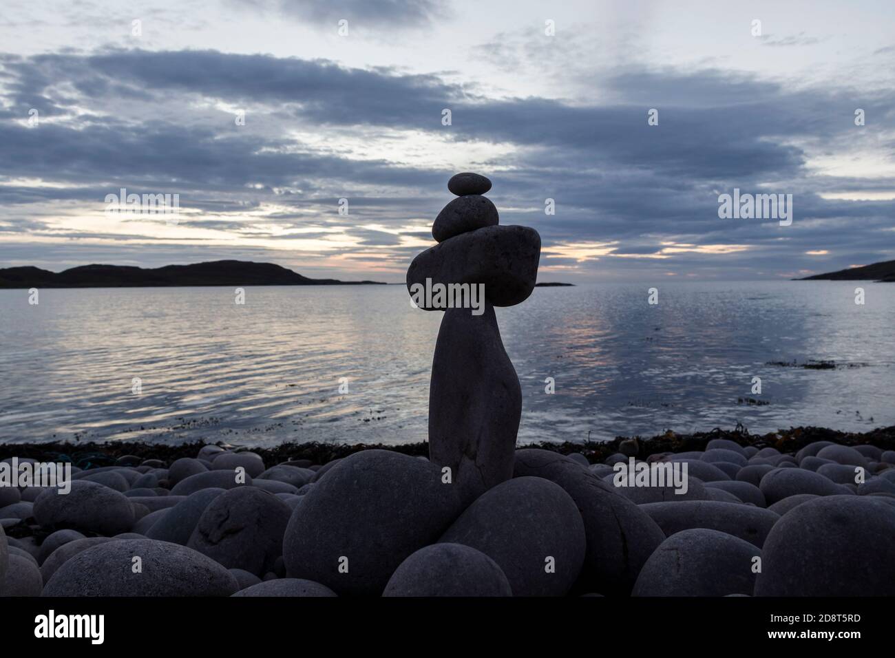 Piedras apiladas en equilibrio en una costa rocosa, Reino Unido Foto de stock