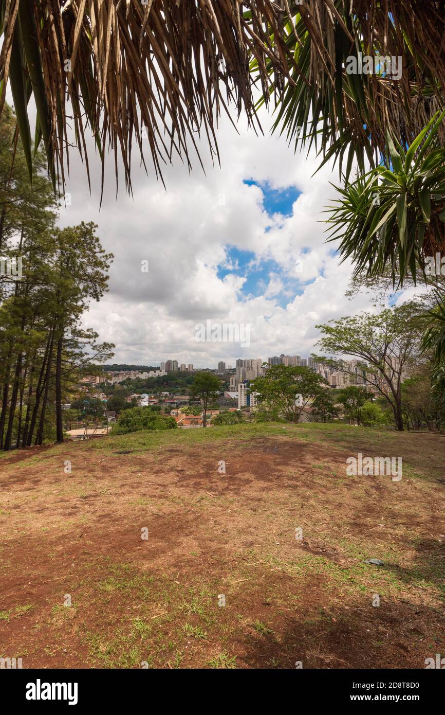 Pequeño parque famoso de Ribeirao Preto llamado Pico da Unaerp. Imagen del concepto de bicicleta y vida saludable. Foto de stock
