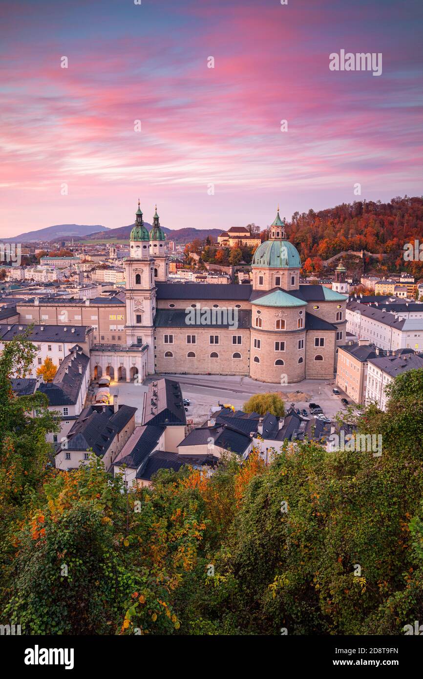 Salzburgo, Austria. La imagen de la ciudad de Salzburgo, Austria, con la catedral de Salzburgo durante la puesta de sol de otoño. Foto de stock