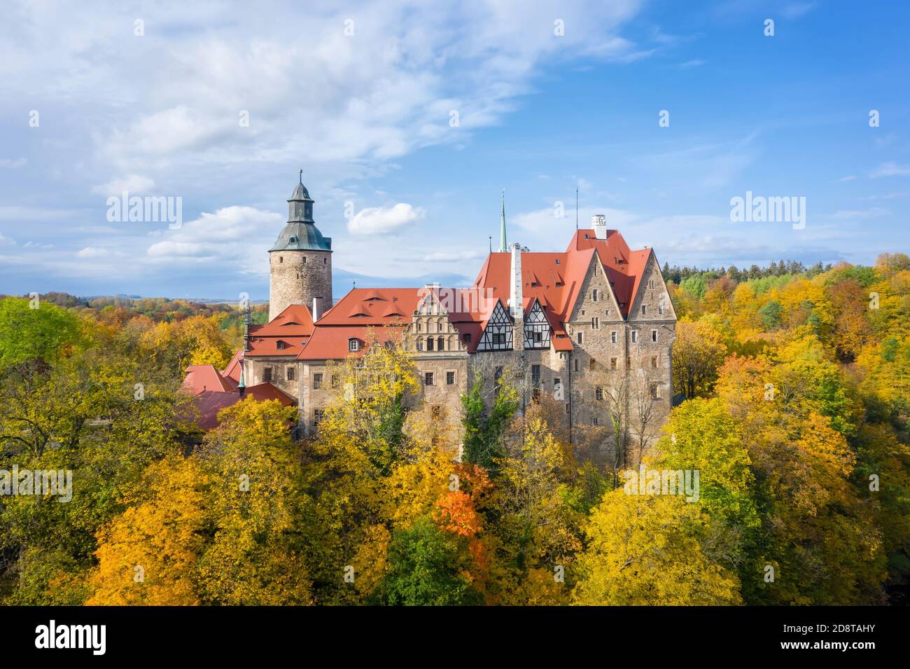 Vista aérea del Castillo de Czocha rodeado de árboles amarillos otoñales, Polonia Foto de stock