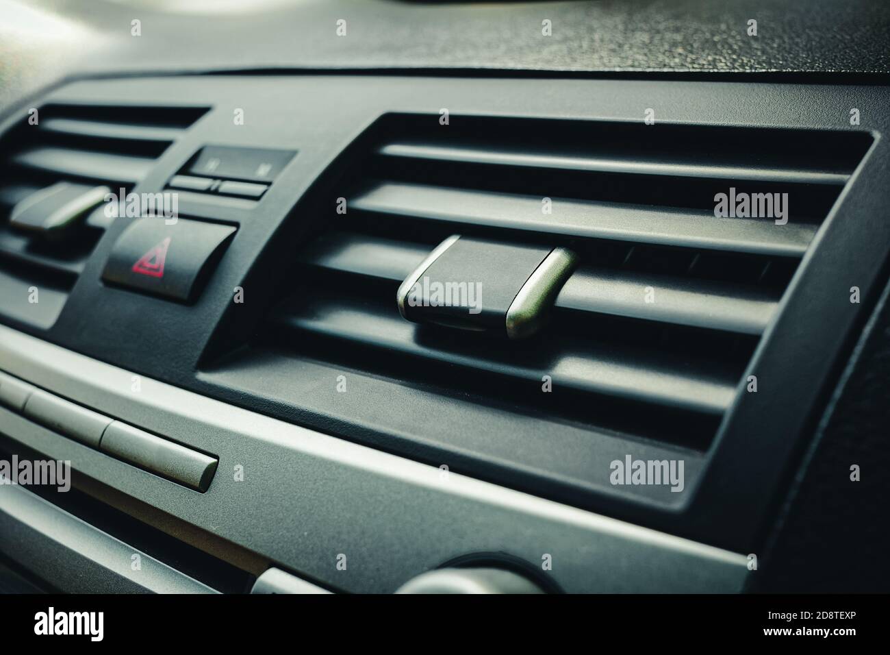 Primer plano de las rejillas del ventilador o del aire acondicionado en el  interior del coche Fotografía de stock - Alamy
