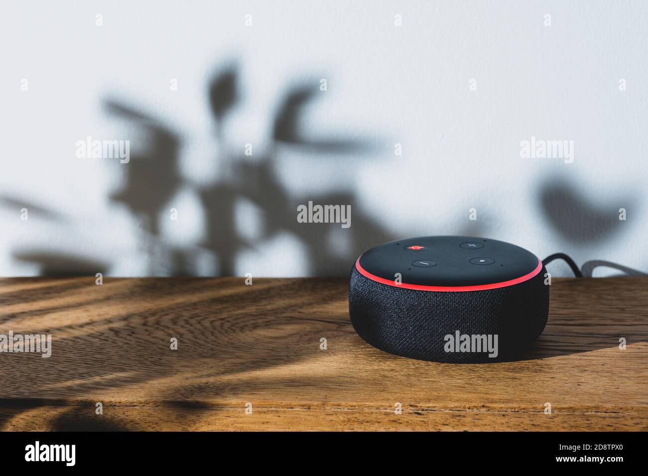 Altavoz inteligente Amazon Echo Dot con la luz roja Mute encendida. Foto de stock