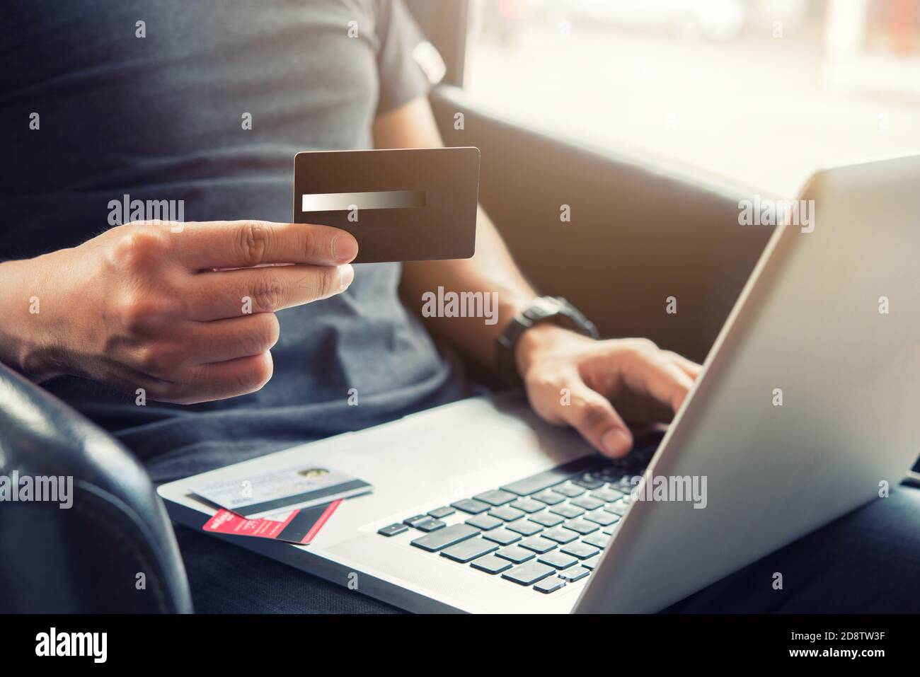 Hombre en línea de compras para sí mismo con tarjeta Foto de stock