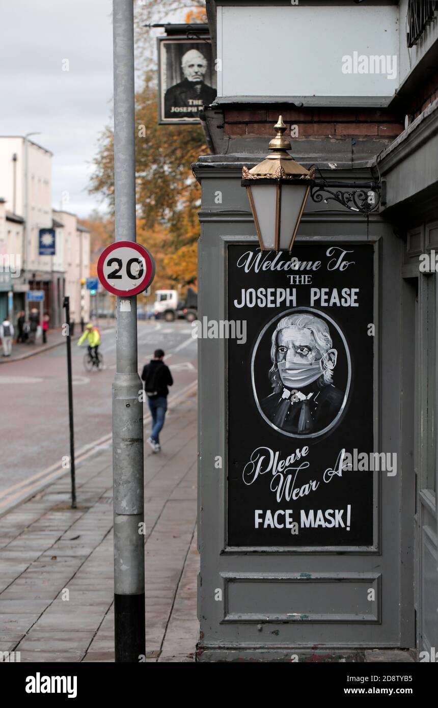 El pub Joseph Pease en Darlington, condado de Durham, Reino Unido. 30/10/2020. Fotografía: Stuart Boulton Foto de stock
