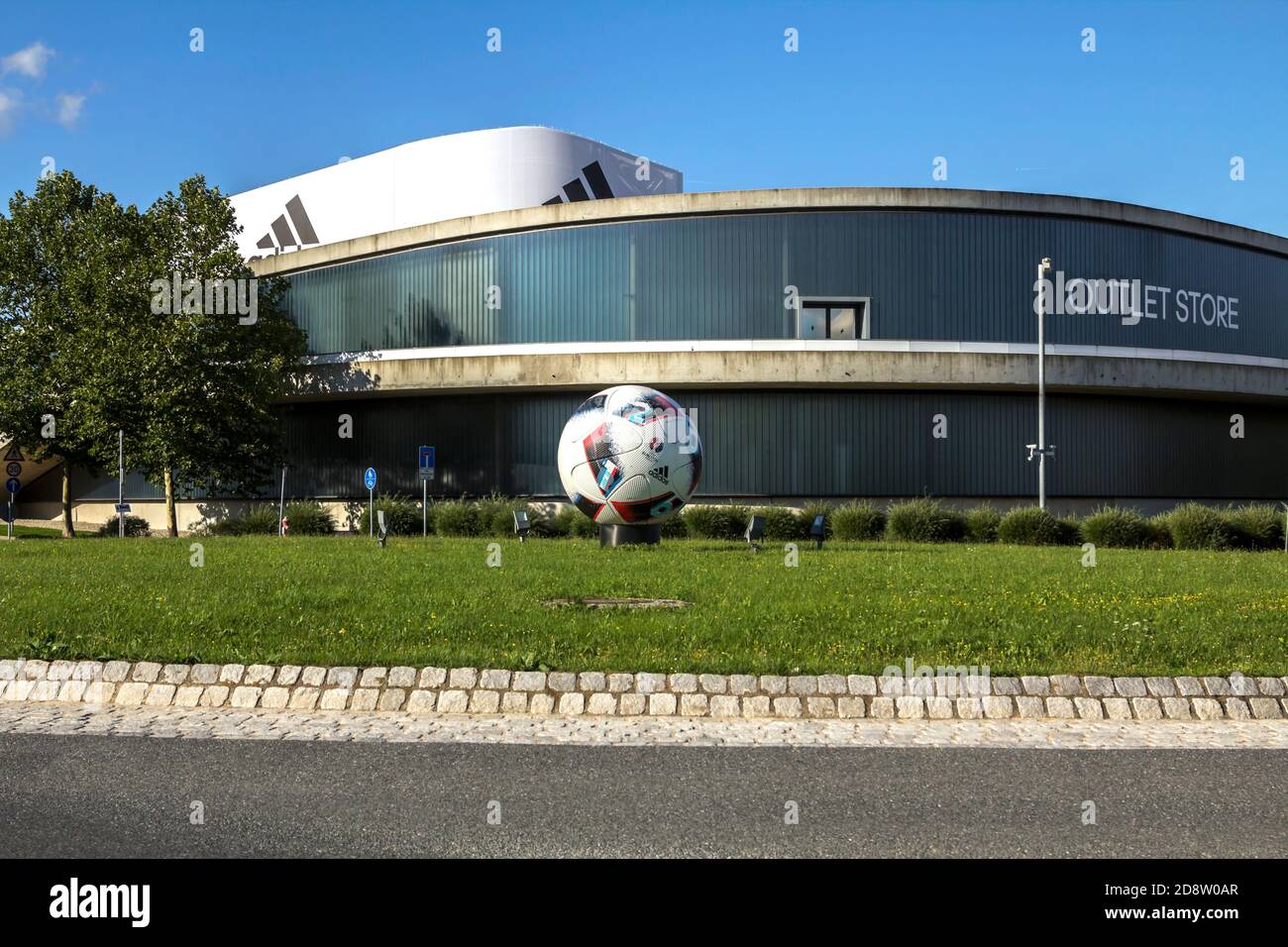 calcio Sacrificio interferencia Herzogenaurach, Alemania: Tienda Adidas. Adidas es una corporación  multinacional alemana que diseña y fabrica ropa deportiva y ac Fotografía  de stock - Alamy