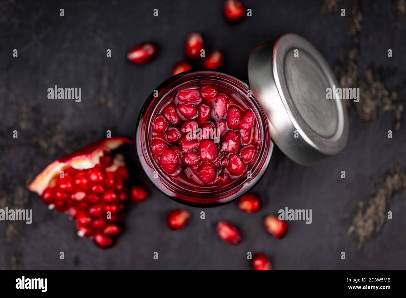 Semillas de Pomegranate conservadas saludables en una losa de pizarra  vintage (primer plano; enfoque selectivo Fotografía de stock - Alamy