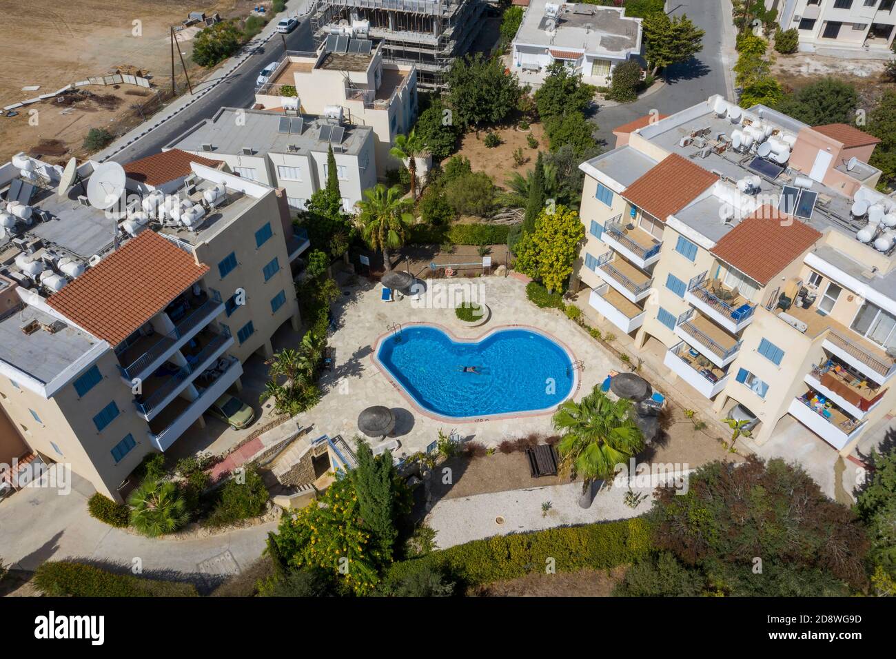 Vista aérea de los apartamentos Hermes Gardens, Kato Pervolian, Paphos, Chipre.los apartamentos son un ejemplo típico de los apartamentos para vacaciones en alquiler en Chipre. Foto de stock