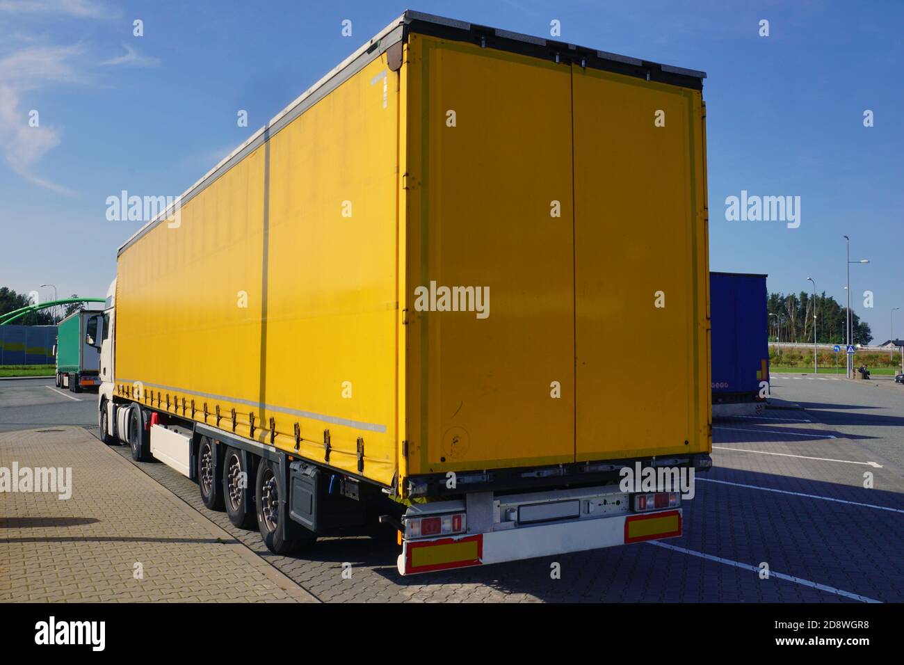 Transporte de camiones. Vista de la lona amarilla que cubre el  semirremolque del camión Fotografía de stock - Alamy