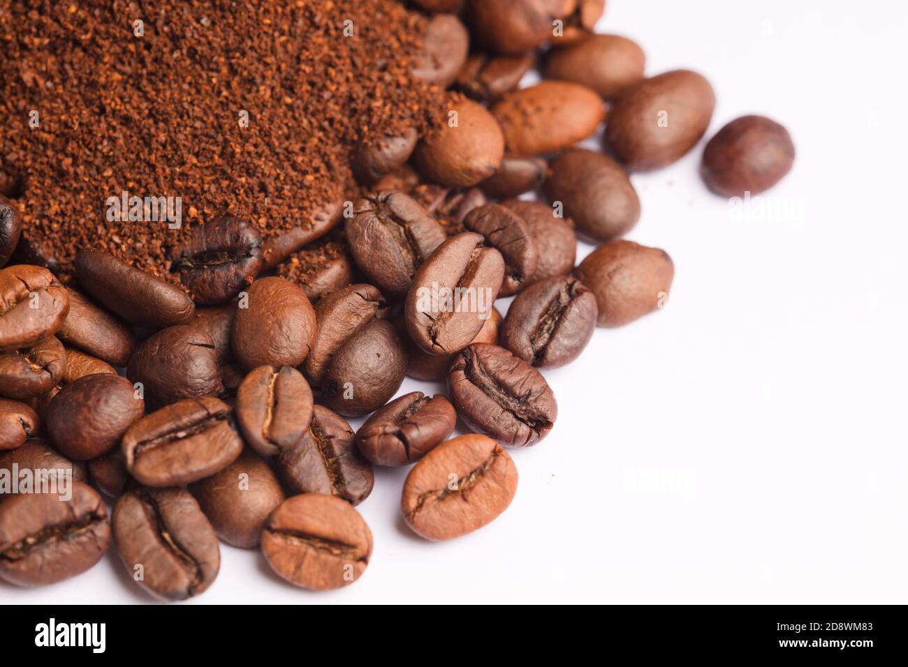 Granos de café y café en polvo (café molido) fondo marrón Fotografía de  stock - Alamy