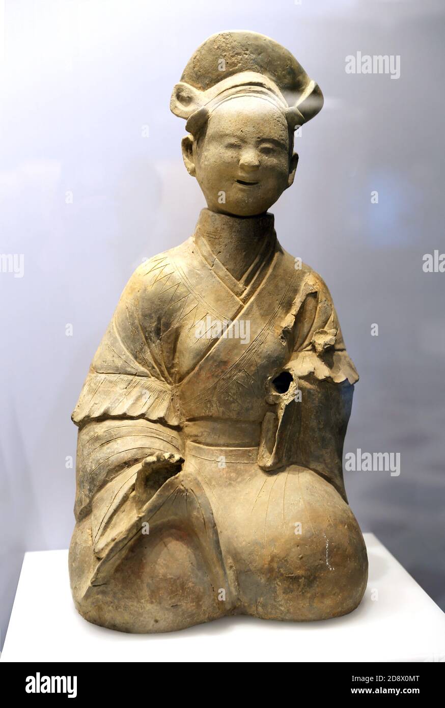 Una figurilla sentada. Período han (25-220 DC). Terracota. Estilo Sichuan. Sichuan. Museo de Sichuan, Chengdu Shi, China. Foto de stock