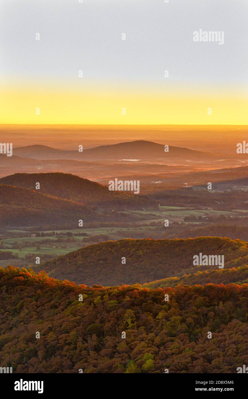 Vista panorámica por la mañana en Virginia desde Skyline Drive durante el otoño Foto de stock