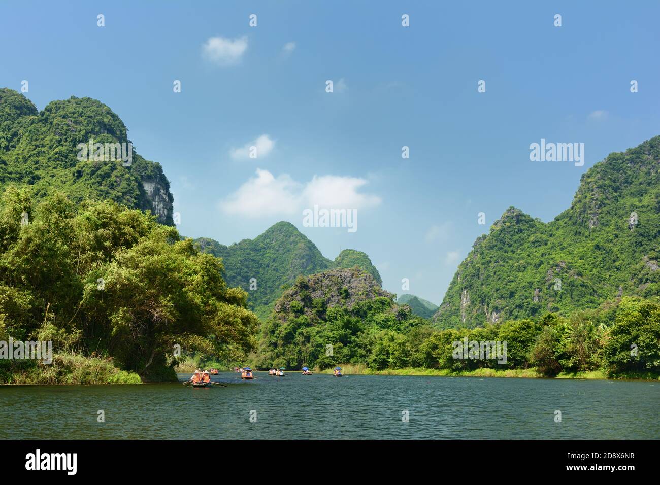 La selva vietnamita, las montañas karst y la ONG Dong río en Trang An Landscape Complex, Ninh Binh, Vietnam Foto de stock