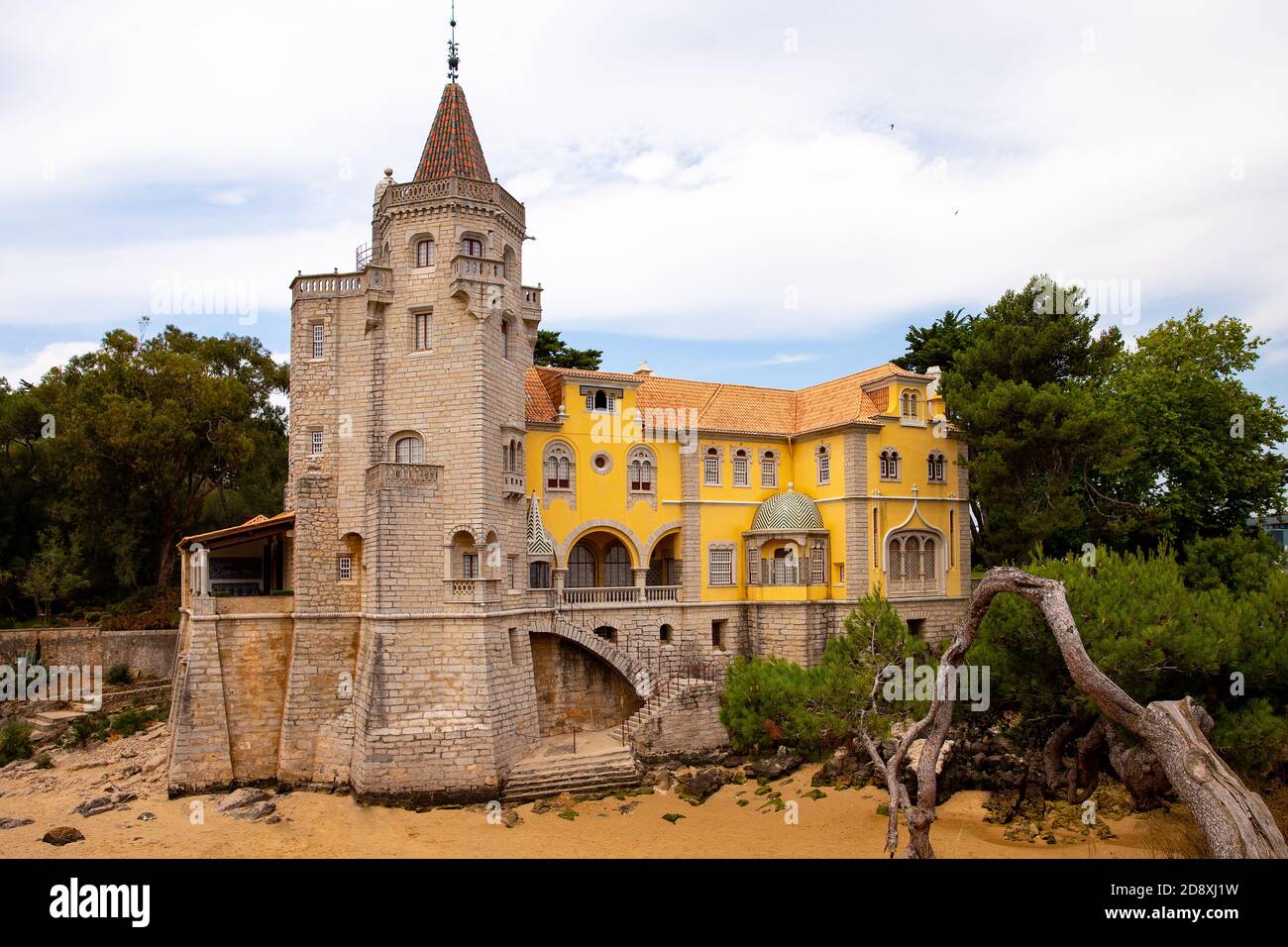 Cascais, Portugal - 7 de agosto de 2018: Construcción del museo Conde Castro Guimaraes en los bonitos jardines de Jardim Marechal Carmona. Foto de stock