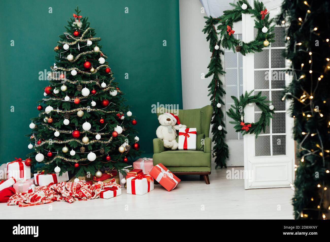 Casa de año Nuevo árbol de Navidad con regalos decoración fondo verde  Fotografía de stock - Alamy
