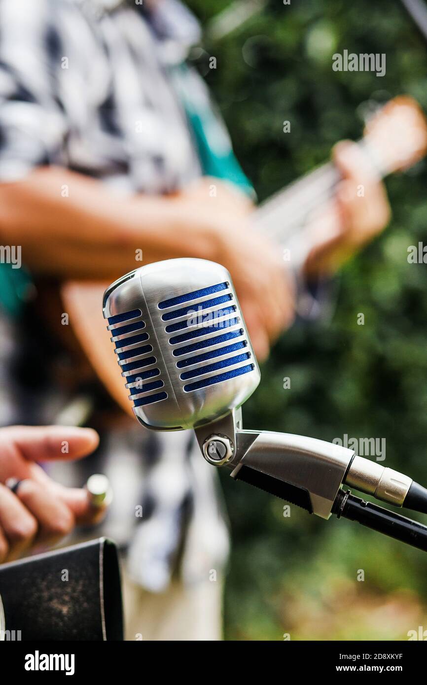 Micrófono vintage con músico latino tocando una guitarra en el Fondo en la  calle en México Fotografía de stock - Alamy